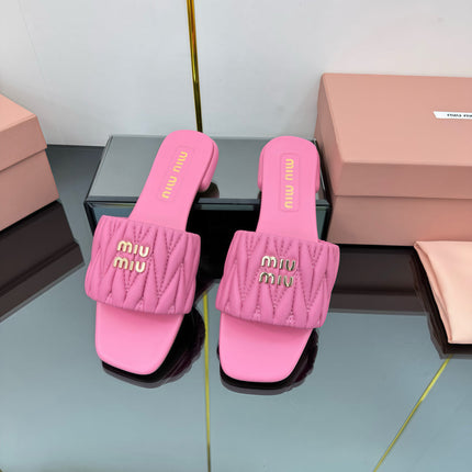 MATELASSÉ SLIDES IN PINK CALFSKIN