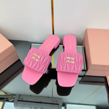 MATELASSÉ SLIDES IN PINK CALFSKIN