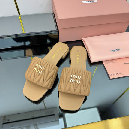 MATELASSÉ SLIDES IN DARK BEIGE CALFSKIN