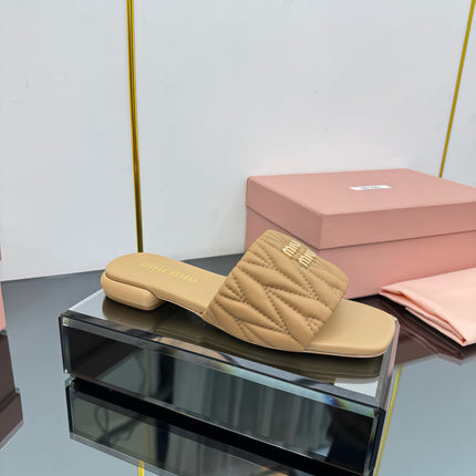 MATELASSÉ SLIDES IN DARK BEIGE CALFSKIN