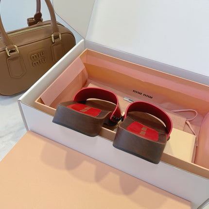 MM STUDDED SANDALS IN RED PATENT CALFSKIN AND WOOD