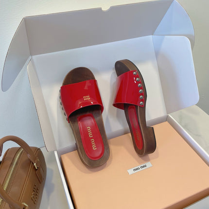 MM STUDDED SANDALS IN RED PATENT CALFSKIN AND WOOD