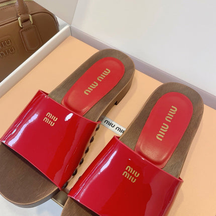 MM STUDDED SANDALS IN RED PATENT CALFSKIN AND WOOD