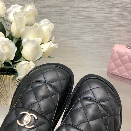CC TURNLOCK FLAP MULES BLACK LAMBSKIN
