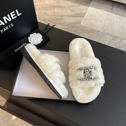 SLIPPERS IN WHITE FUR