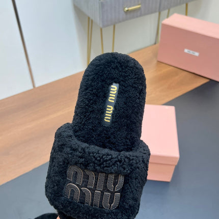 SLIPPERS IN BLACK LAMB WOOL