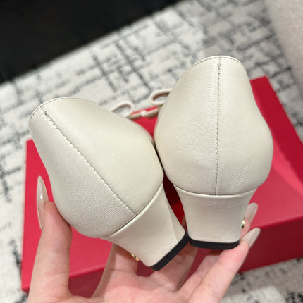 VLTN HIGH HEEL 25S 40 MM IN CREAM WHITE CALFSKIN WITH BOW