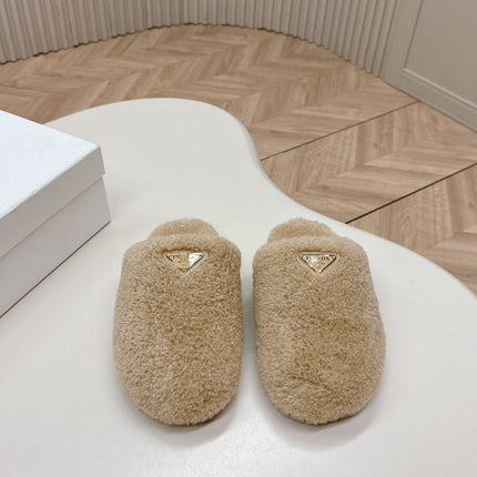 MULES ATTACHED TRIANGLE LOGO IN BEIGE SHEARLING