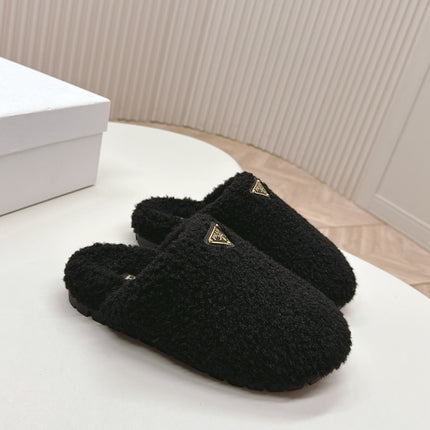 MULES ATTACHED TRIANGLE LOGO IN BLACK SHEARLING