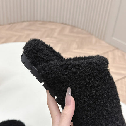 MULES ATTACHED TRIANGLE LOGO IN BLACK SHEARLING