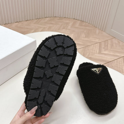 MULES ATTACHED TRIANGLE LOGO IN BLACK SHEARLING