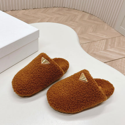 MULES ATTACHED TRIANGLE LOGO IN BRONZE BROWN SHEARLING