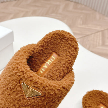 MULES ATTACHED TRIANGLE LOGO IN BRONZE BROWN SHEARLING