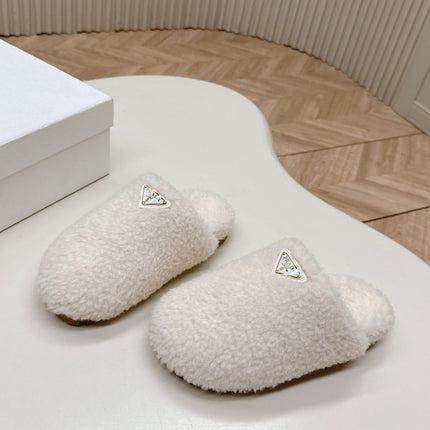 MULES ATTACHED TRIANGLE LOGO IN WHITE SHEARLING