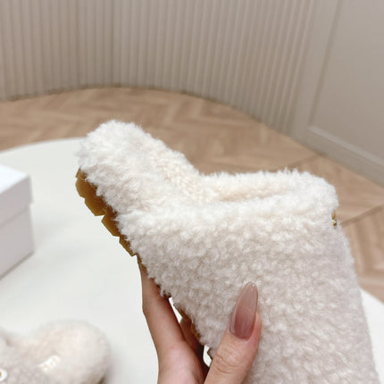 MULES ATTACHED TRIANGLE LOGO IN WHITE SHEARLING