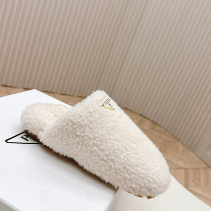 MULES ATTACHED TRIANGLE LOGO IN WHITE SHEARLING
