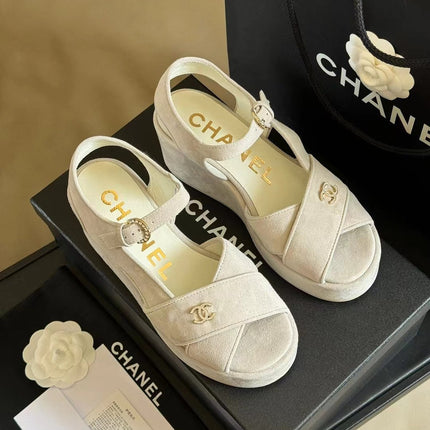 CC CLASSIC WEDGE SANDALS IN WHITE LAMBSKIN SUEDE
