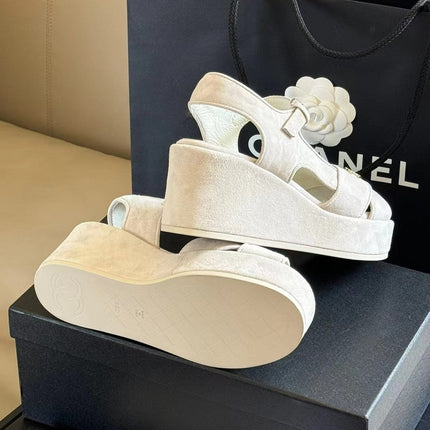 CC CLASSIC WEDGE SANDALS IN WHITE LAMBSKIN SUEDE