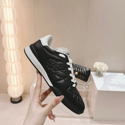 SNEAKERS IN GLOSSY BLACK LAMBSKIN