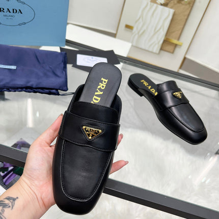 TRIANGLE LOGO MULES IN BLACK CALFSKIN