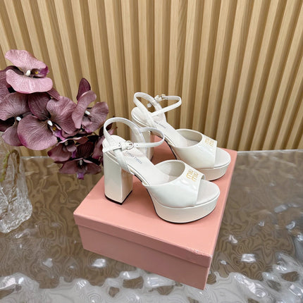 PLATFORM HEELS IN WHITE PATENT CALFSKIN GOLD LOGO IN STRAP