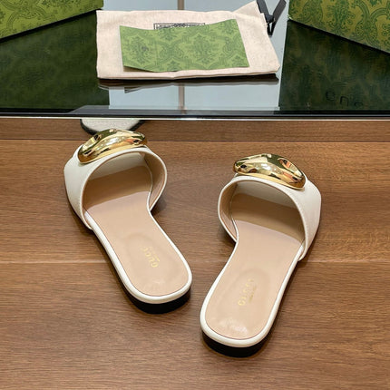 FLAT MULE IN WHITE CALFSKIN WITH GOLD HARDWARE