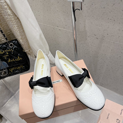 MARY JANE MID HEEL PUMPS IN WHITE PATENT LAMBSKIN WITH BOW