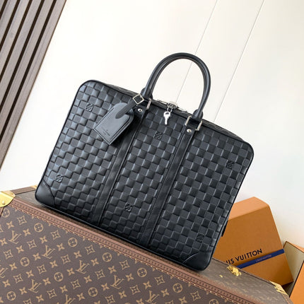 LV 25S PORTE- DOCUMENTS VOYAGE 41 IN BLACK EMBOSSED DAMIER INFINI CALFSKIN