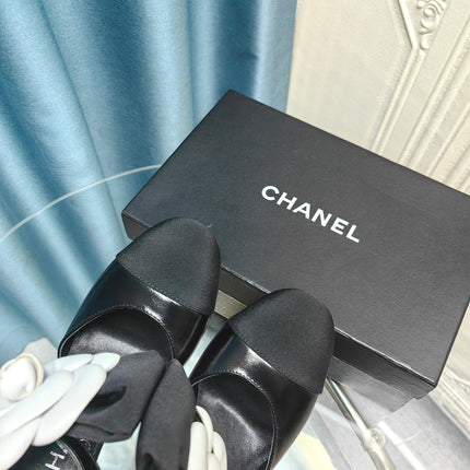 HIGH HEELS IN BLACK SHEEPSKIN WITH WHITE FLOWER