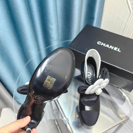 HIGH HEELS IN BLACK SHEEPSKIN WITH WHITE FLOWER