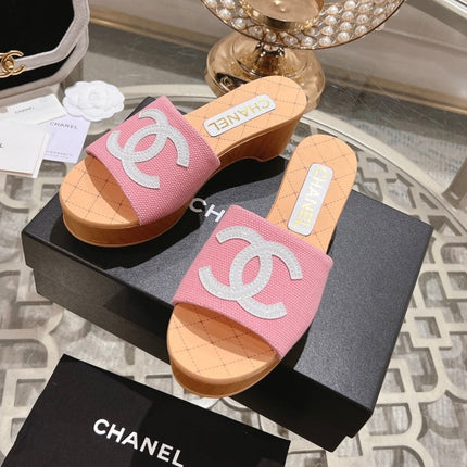 WEDGE PLATFORM IN LIGHT PINK LAMBSKIN WITH WHITE LOGO