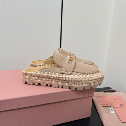 MULES SLIPPERS IN BEIGE SUEDE WITH GOLD COIN