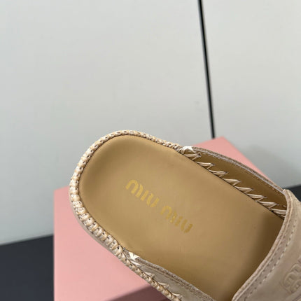 MULES SLIPPERS IN BEIGE SUEDE WITH GOLD COIN