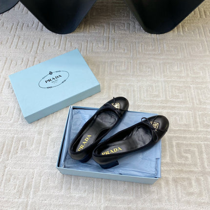 BALLERINA PUMPS WITH TRIANGLE LOGO AND BOW IN BLACK CALFSKIN