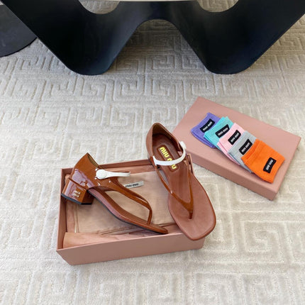 HIGH HEEL THONG SANDALS IN SMOKY UMBER GLOSSY SHEEPSKIN