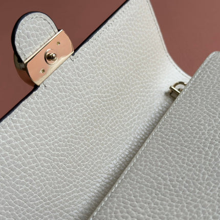 INTERLOCKING WOC 20 IN WHITE GRAINY CALFSKIN GOLD HARDWARE