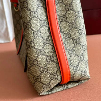 GUCCI 25S EMBLEM MEDIUM BAG 30 IN BEIGE AND BLACK CALFSKIN