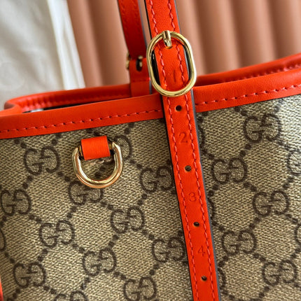 GUCCI 25S EMBLEM MEDIUM BAG 30 IN BEIGE AND BLACK CALFSKIN