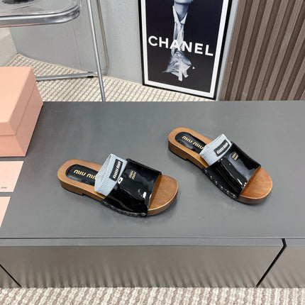 SLIPPERS IN BLACK GLOSSY CALFSKIN WITH LIGHT BLUE HALF-FOOT SOCKS