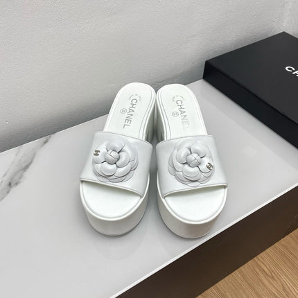 WEDGE PLATFORM WHITE LAMBSKIN WITH FLOWER