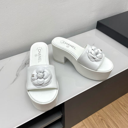 WEDGE PLATFORM WHITE LAMBSKIN WITH FLOWER