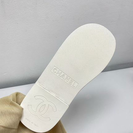 THONG SLIPPERS IN WHITE LAMBSKIN