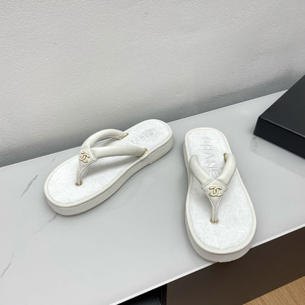 THONG SLIPPERS IN WHITE LAMBSKIN