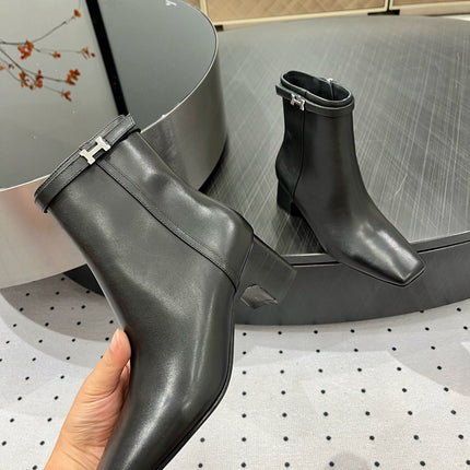 HOMMAGE ANKLE BOOT 5 CM IN BLACK CALFSKIN