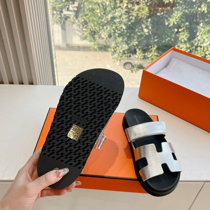 CHYPRE SANDAL IN SILVER METALLIC CALFSKIN