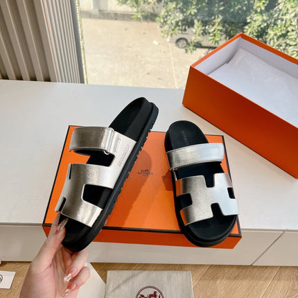 CHYPRE SANDAL IN SILVER METALLIC CALFSKIN