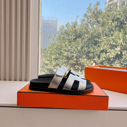 CHYPRE SANDAL IN SILVER METALLIC CALFSKIN