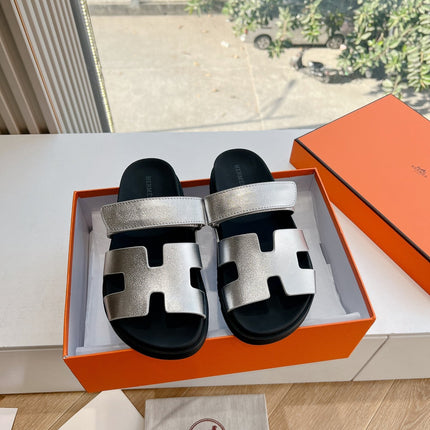 CHYPRE SANDAL IN SILVER METALLIC CALFSKIN