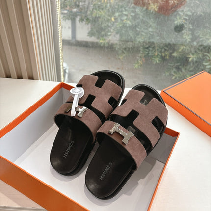 CHYPRE SANDAL IN MEDIUM BROWN SUEDE