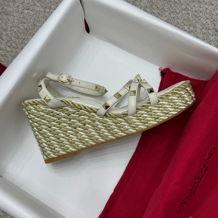 VLTN HIGH WEDGE STUDDED SANDALS 25S 100 MM IN CREAM WHITE CALFSKIN